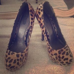 Leopard print pumps